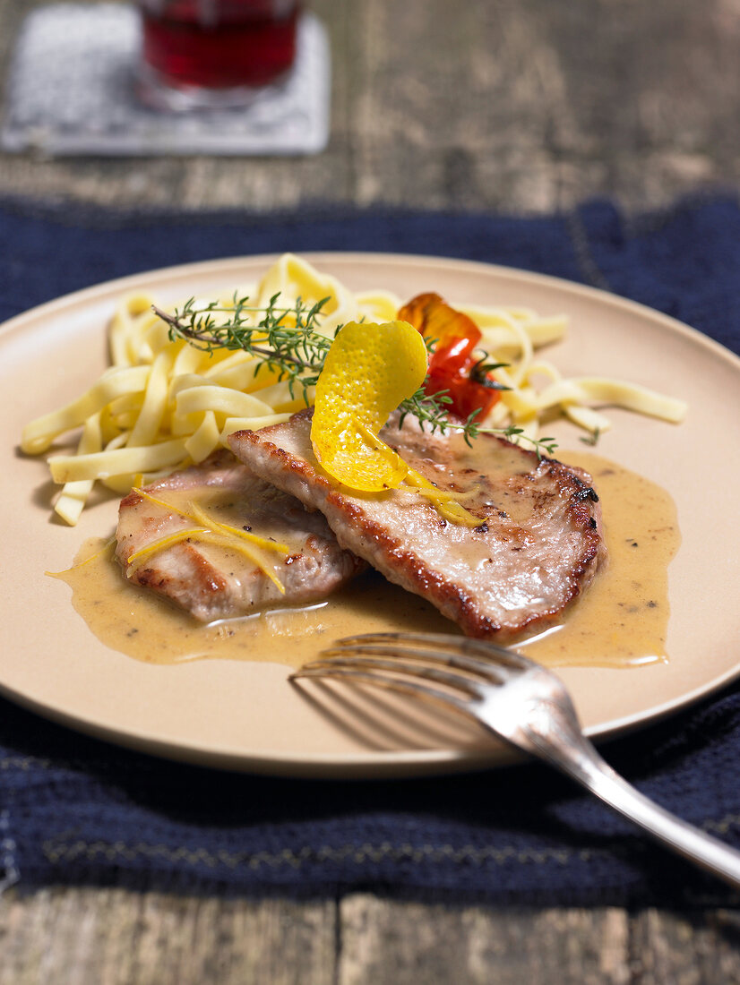 ich koch mir was. Zitronen- schnitzel mit Bandnudeln