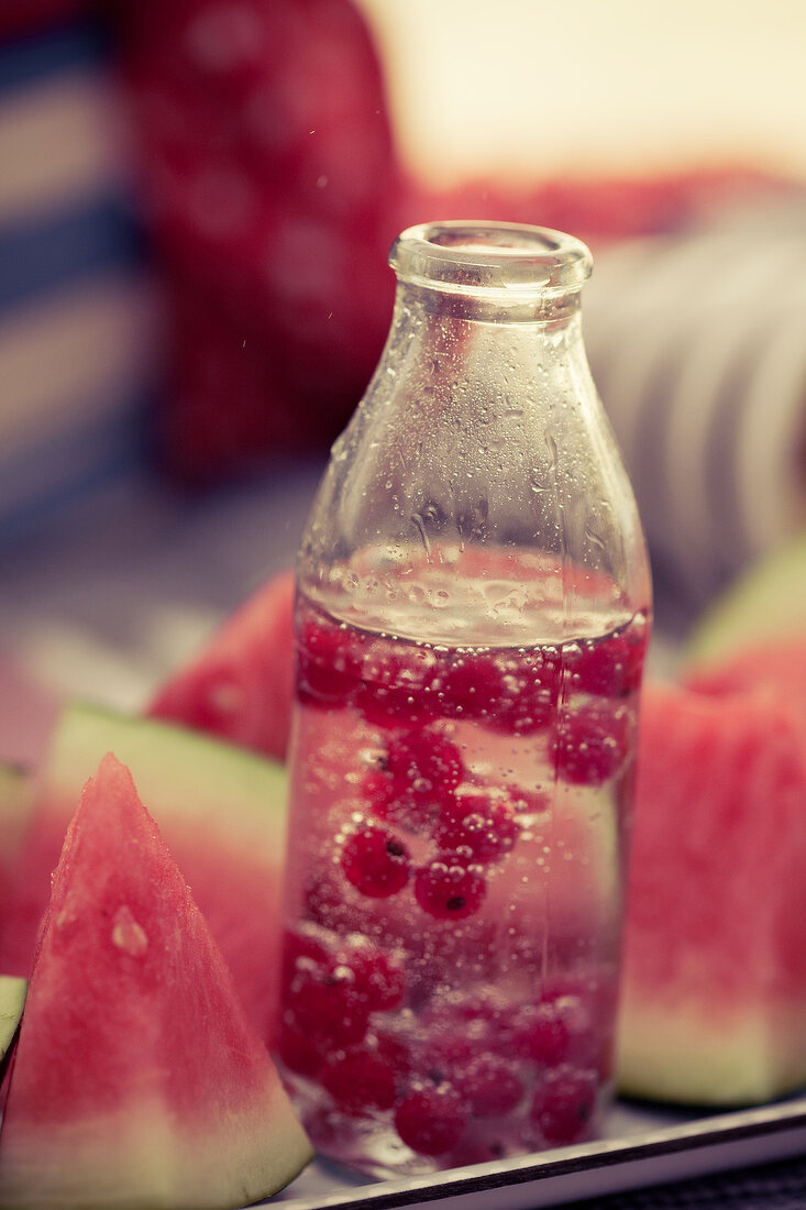 gekühltes Mineralwasser mit Johannis beeren und Wassermelone