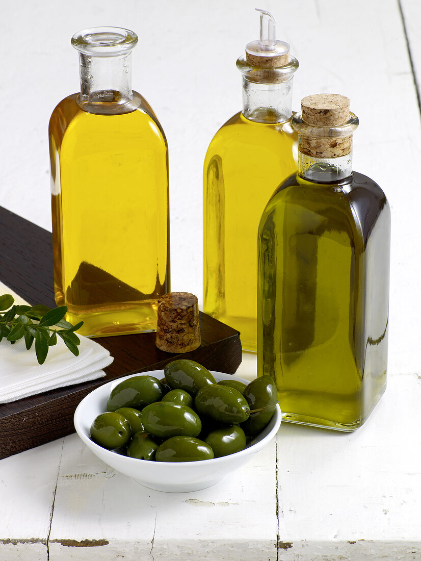 Sauce, diverse Olivenöle in Flaschen, Oliven