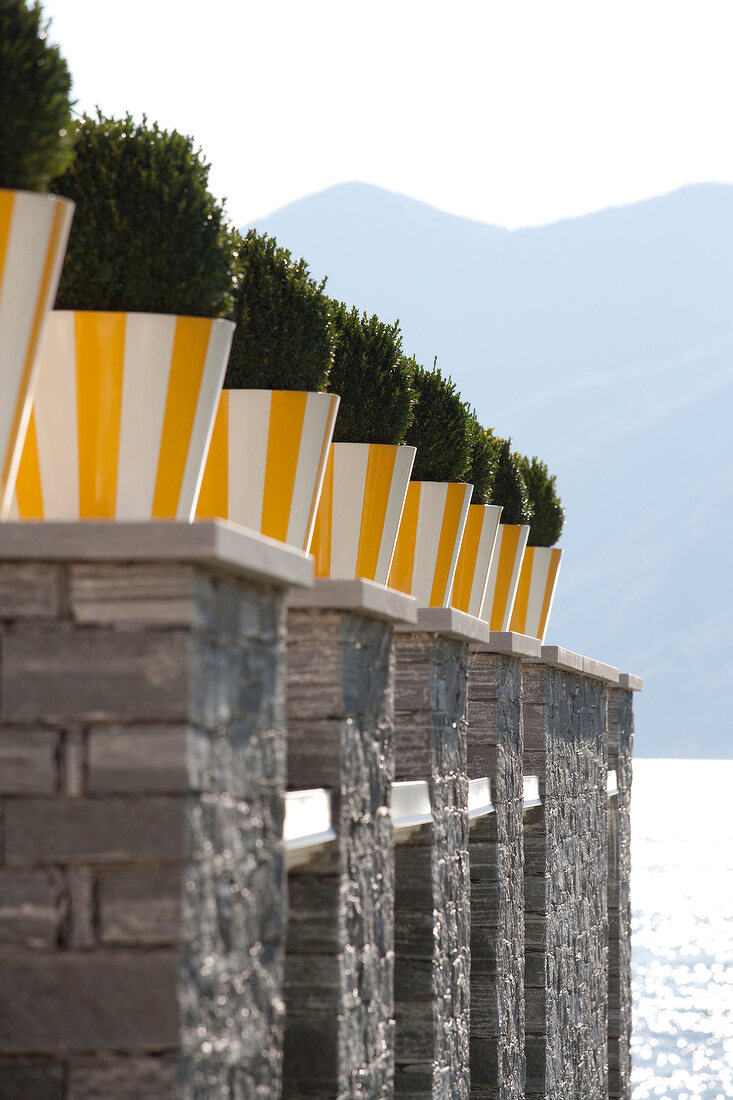 Lago Maggiore, Hotel Eden Roc, Mauer mit Pflanzenkübeln, Ascona