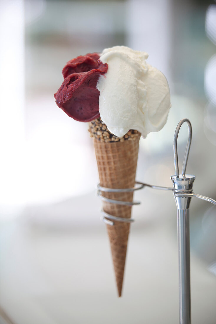 Comer See, Waffeltüte mit zwei Kugeln Eis, Gelateria del Borgo