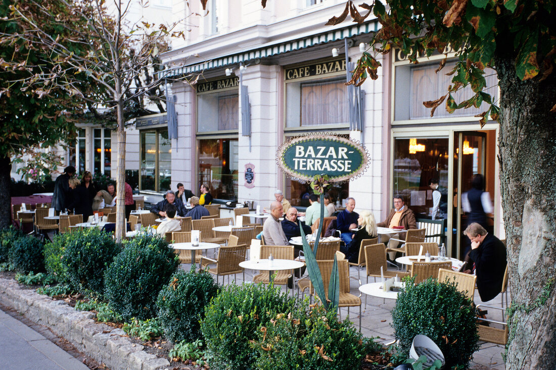 Salzburg, Terrasse des Cafés Bazar am Elisabethkai