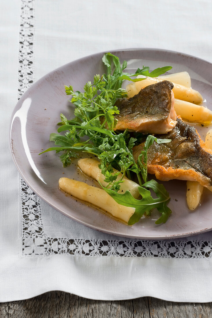 Italien, Spargelsalat mit gebratenem Fisch