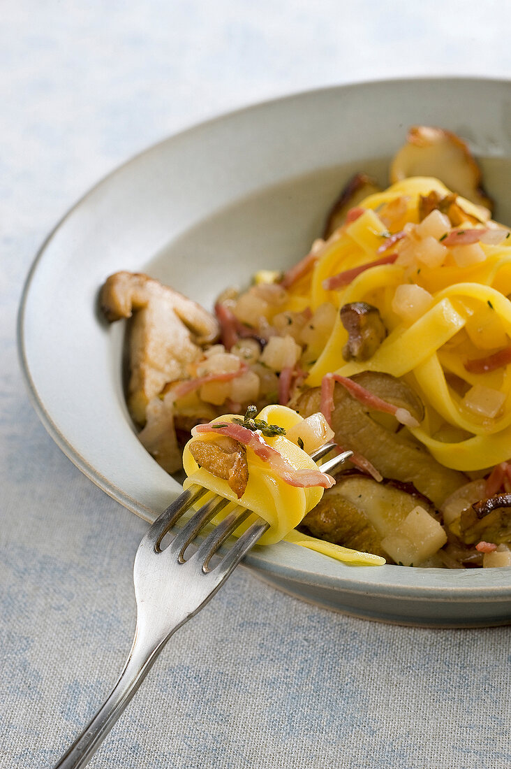 Italien, Tagliatelle mit Steinpilzen, Speck und Birnen