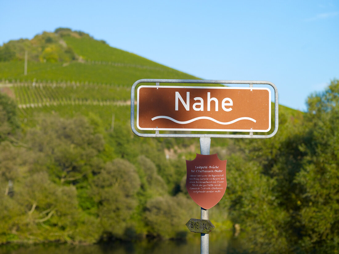 Nahe-Schild auf der Luitpoldbrücke bei Oberhausen