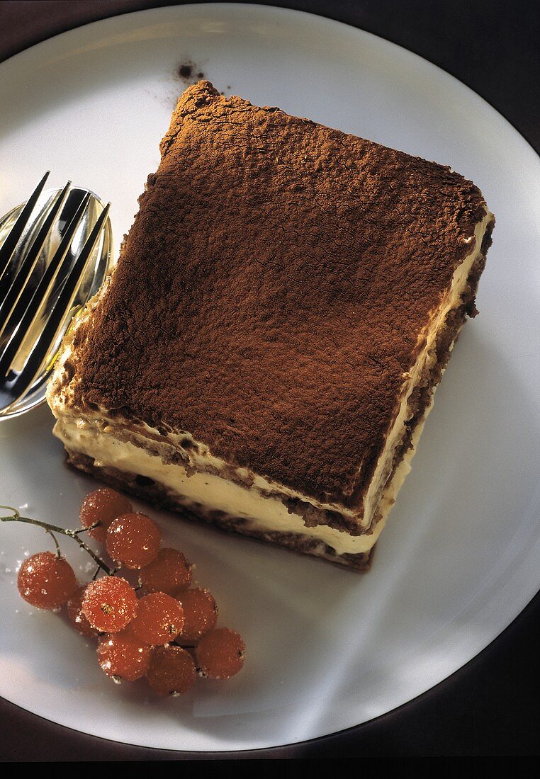 Ein Stück Tiramisu mit Johannisbeeren