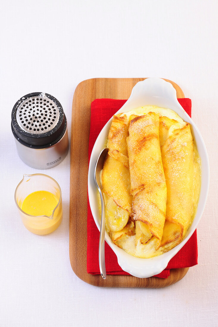 Crepes au gratin with banana curd in serving dish