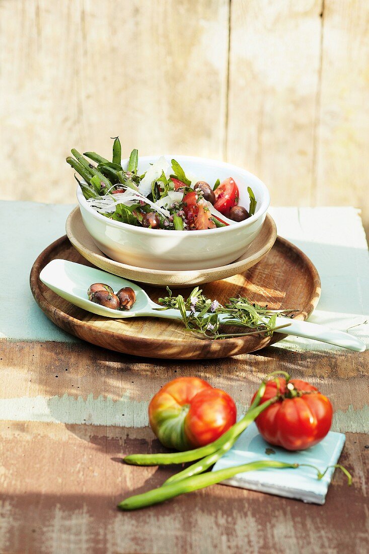Bean salad with rocket, tomatoes and olives