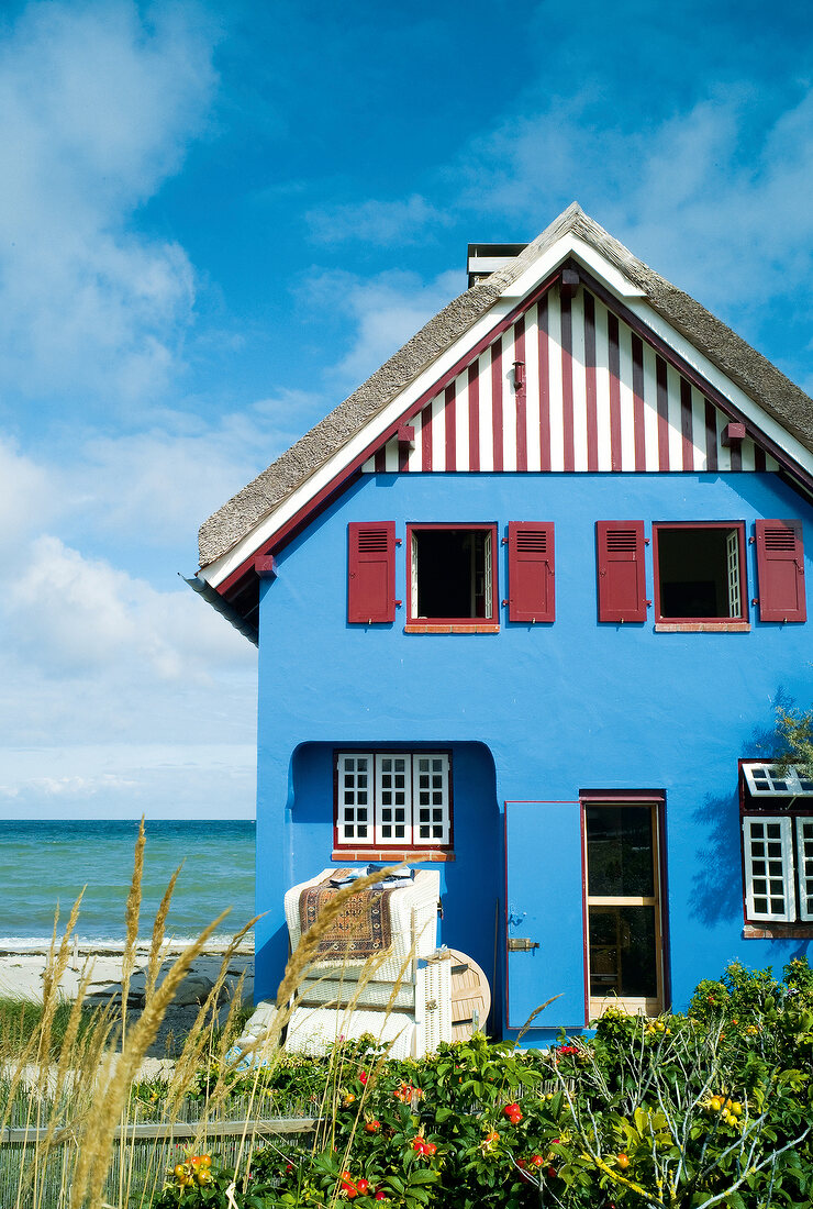 Ostseeküste: Graswarder, blaues Haus am Strand