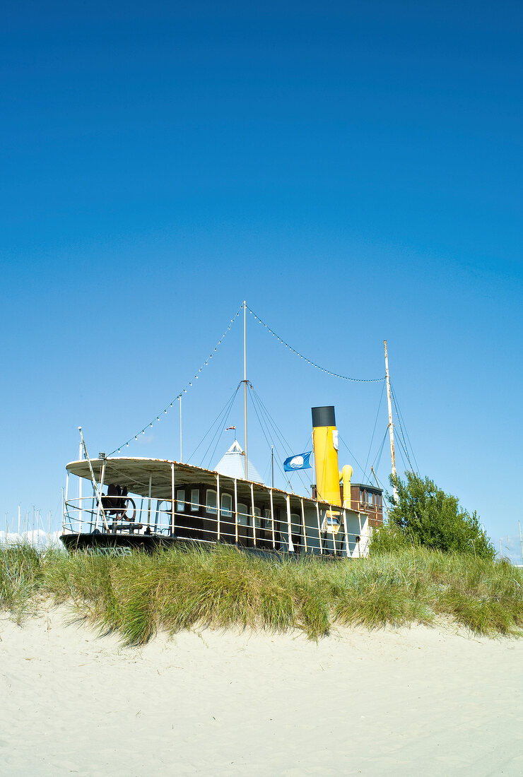 Ostseeküste: Damp, Museumsschiff Albatros, blauer Himmel