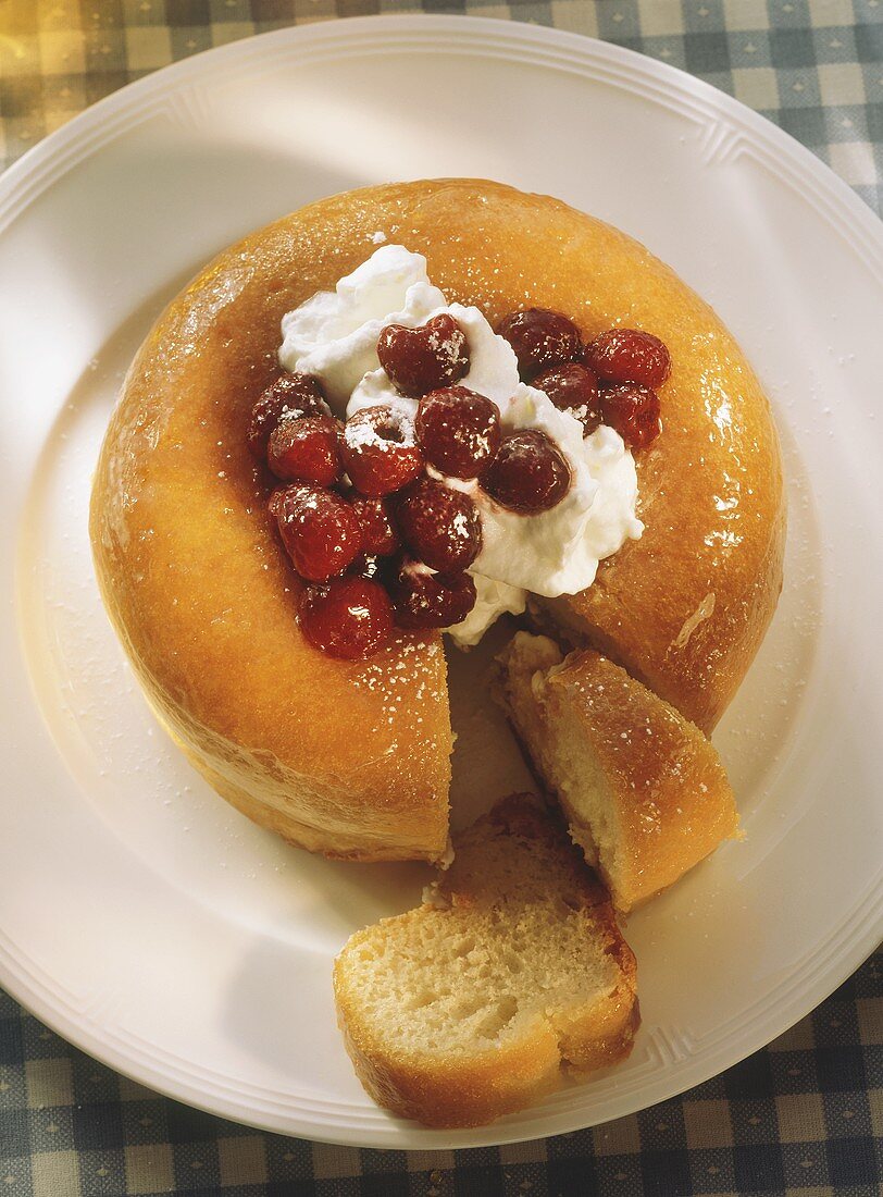 Savarin mit Himbeeren & Sahne