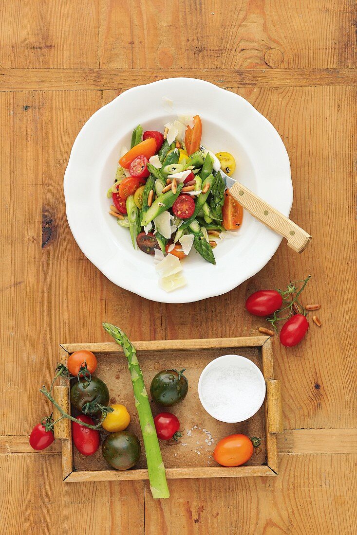 Asparagus salad with tomatoes and pecorino (seen from above)