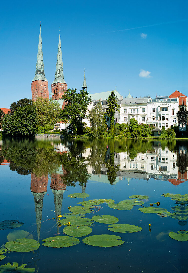 Ostseeküste: Lübeck, Blick auf den Dom, Wasser, blauer Himmel