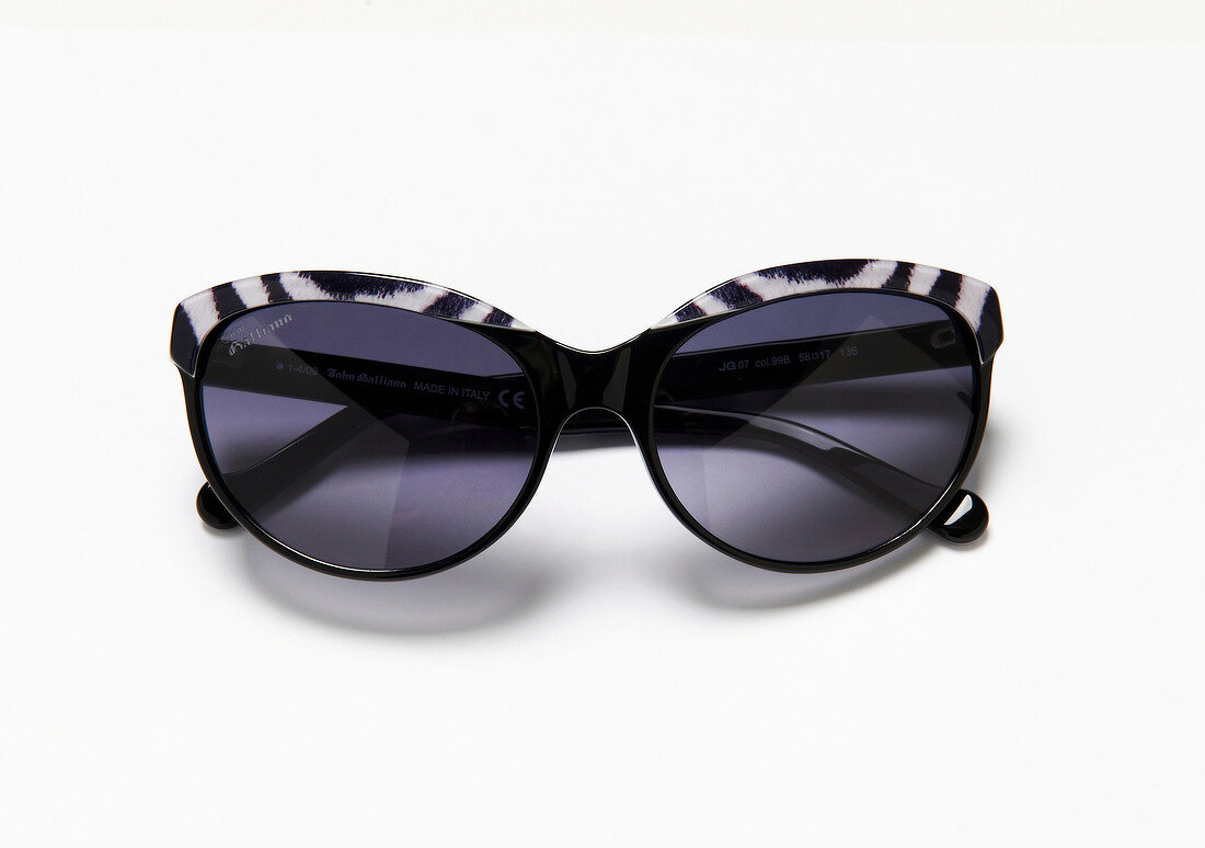 Sonnenbrille in Zebra-Optik 