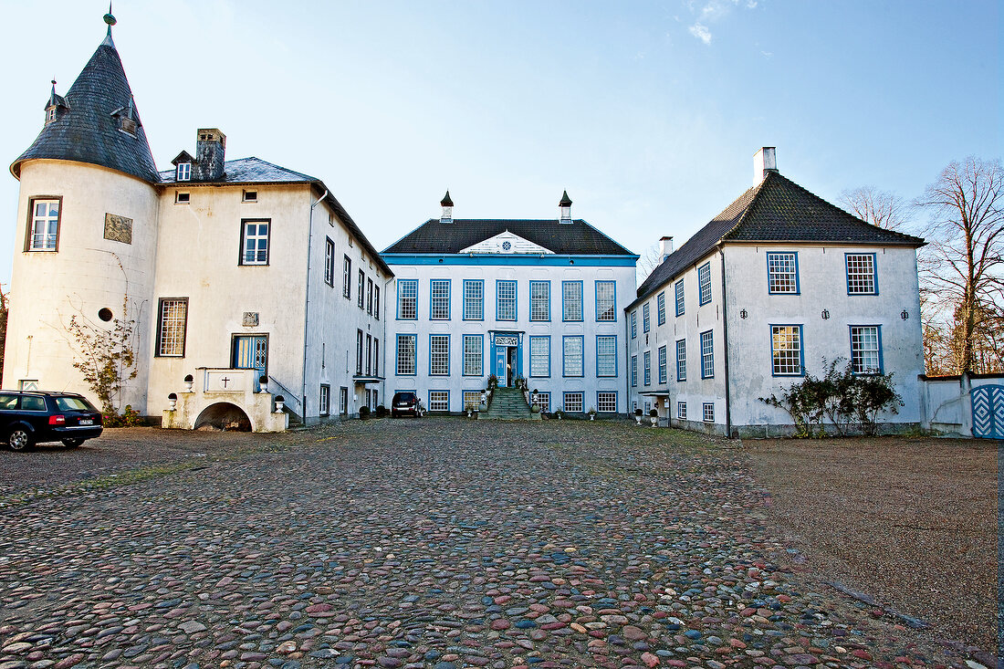 Ostseeküste: Herrenhaus Gelting, Fassade weiss, Eingang