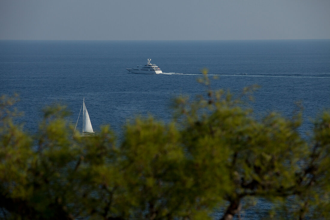 Blick auf das Mittelmeer, Nizza, Fähre, Segelboot