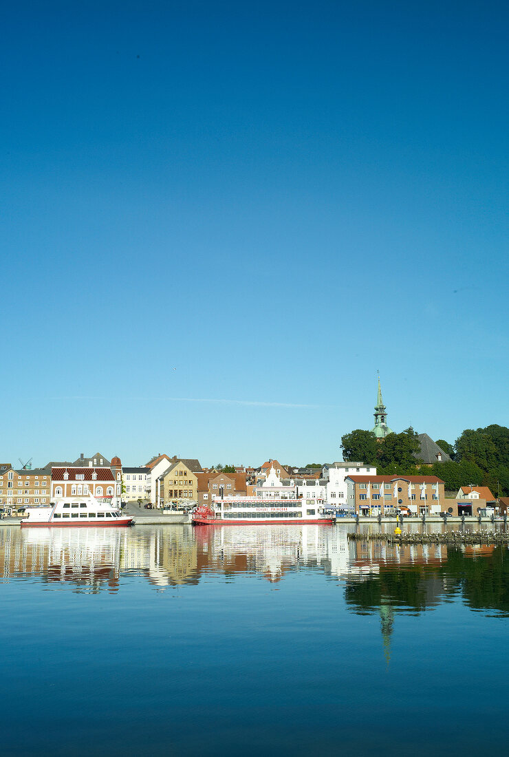 Ostseeküste: Kappeln, Ufer, Blick auf die Stadt, blauer Himmel