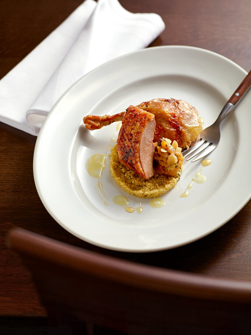 Gefüllte Ente mit Couscous, Dörrapri kosen u. karamellisierten Mandeln