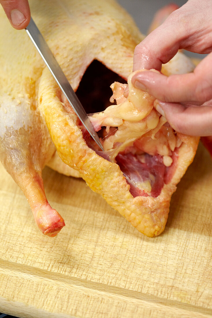 Gefüllte Ente mit Couscous, Fett am Bürzel abschneiden, Step 5