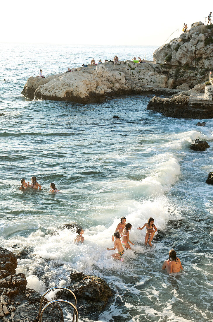 Kroatien: Rovinj, Felsenküste, Bucht Kinder baden