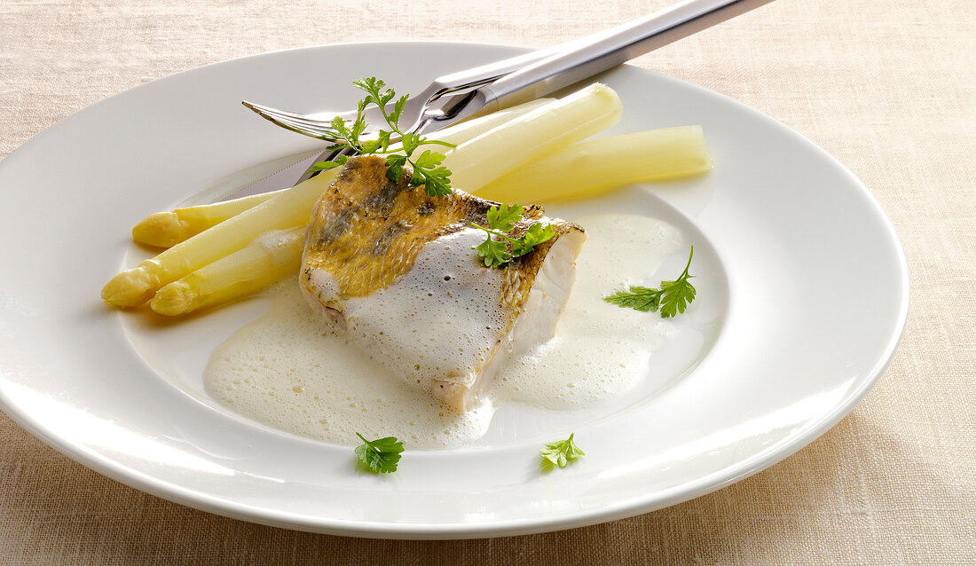 Fisch u. Meeresfrüchte, Zanderfilet mit Weißweinsauce