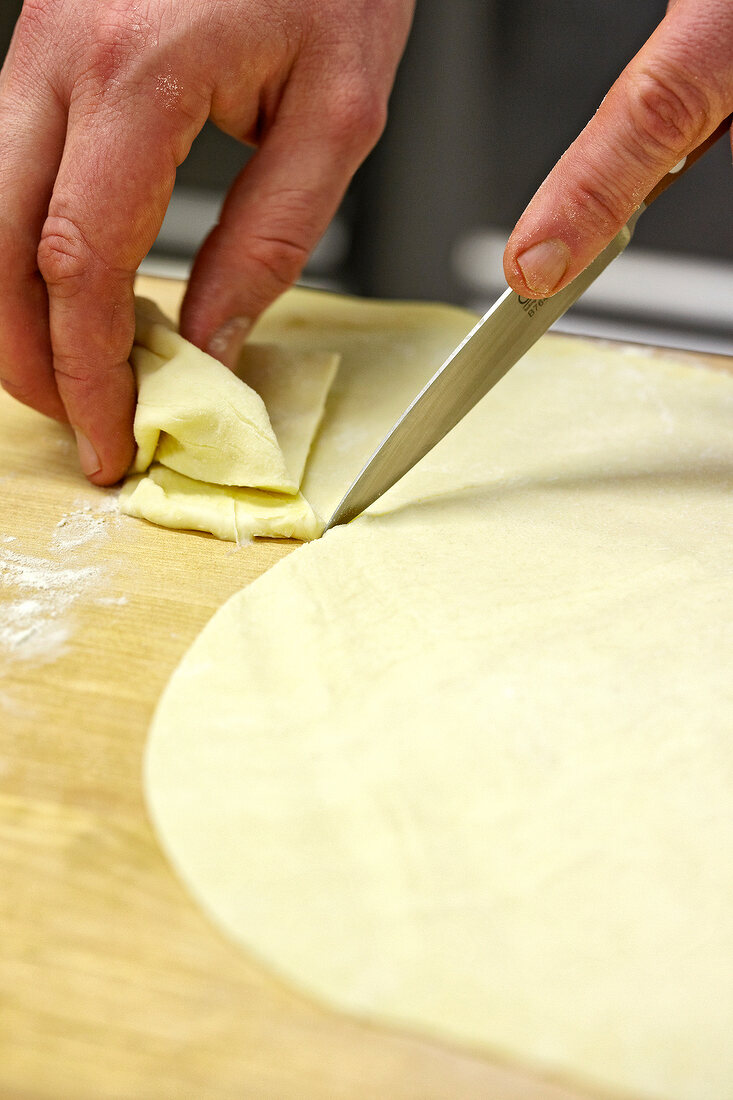 Strudelteig zuschneiden, Step 3 