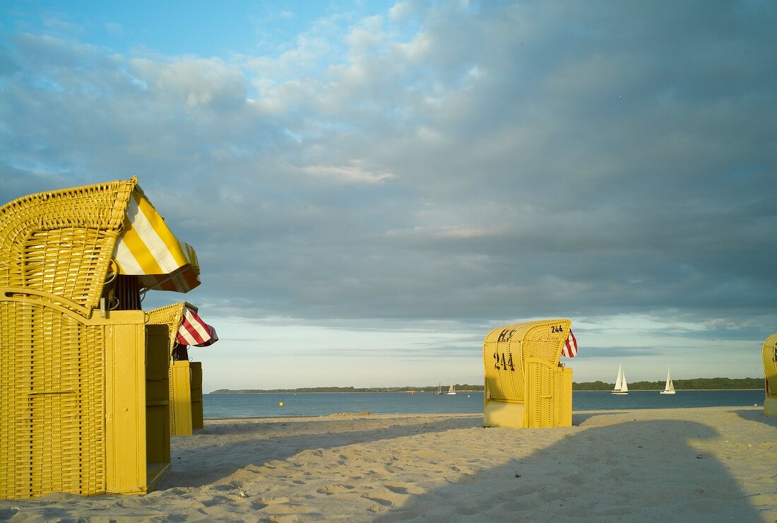 Ostseeküste: Travemünde, Strand, Körbe, bewölkt.