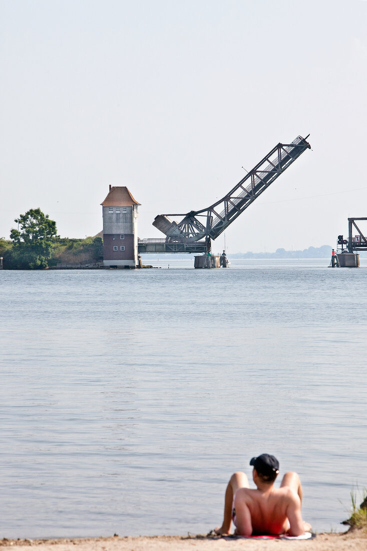 Ostseeküste: Meerblick, Schleibrücke Mann am Strand.