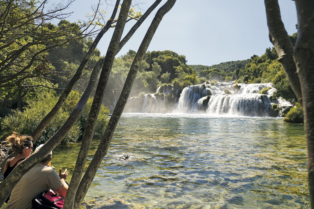 Kroatien: Nationalapark Krka, Wasser fälle, malerisch, Touristen