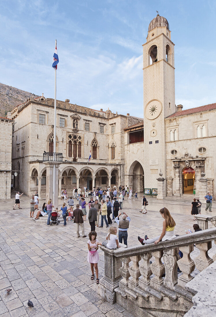 Kroatien: Dubrovnik, Altstadt, Sponza-Palast, Menschen