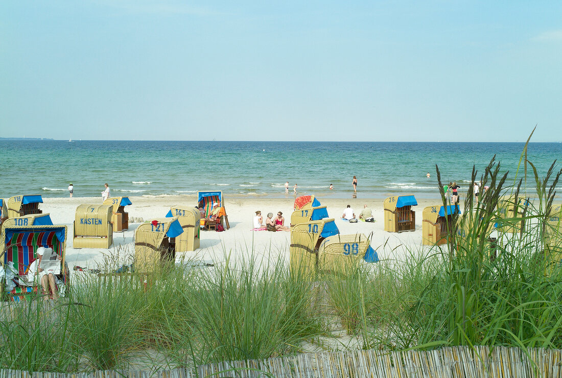 Ostseeküste: Scharbeutz, Strand, Körbe, Touristen, sommerlich.