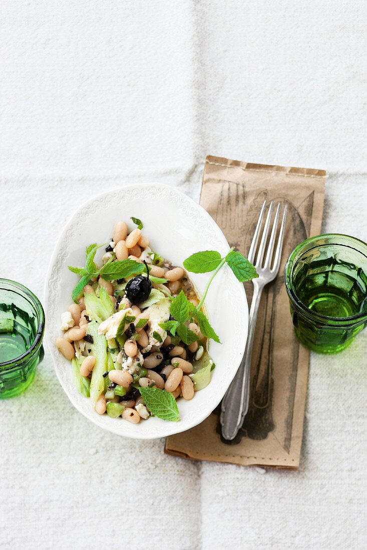 Salat mit weissen Bohnen, Sellerie, Oliven und Minze