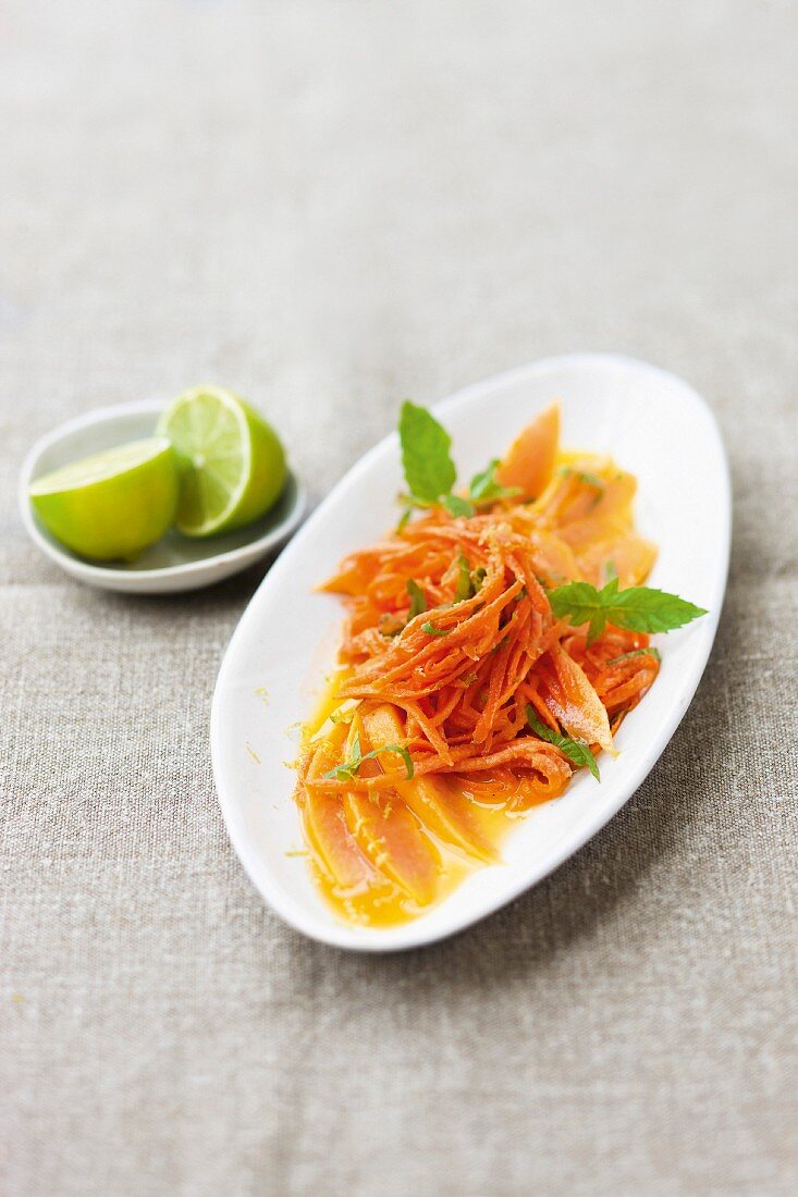 Scharfer Möhrensalat mit Papaya