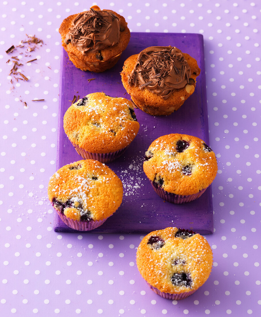 Stracciatella muffins and blueberry muffins with icing sugar