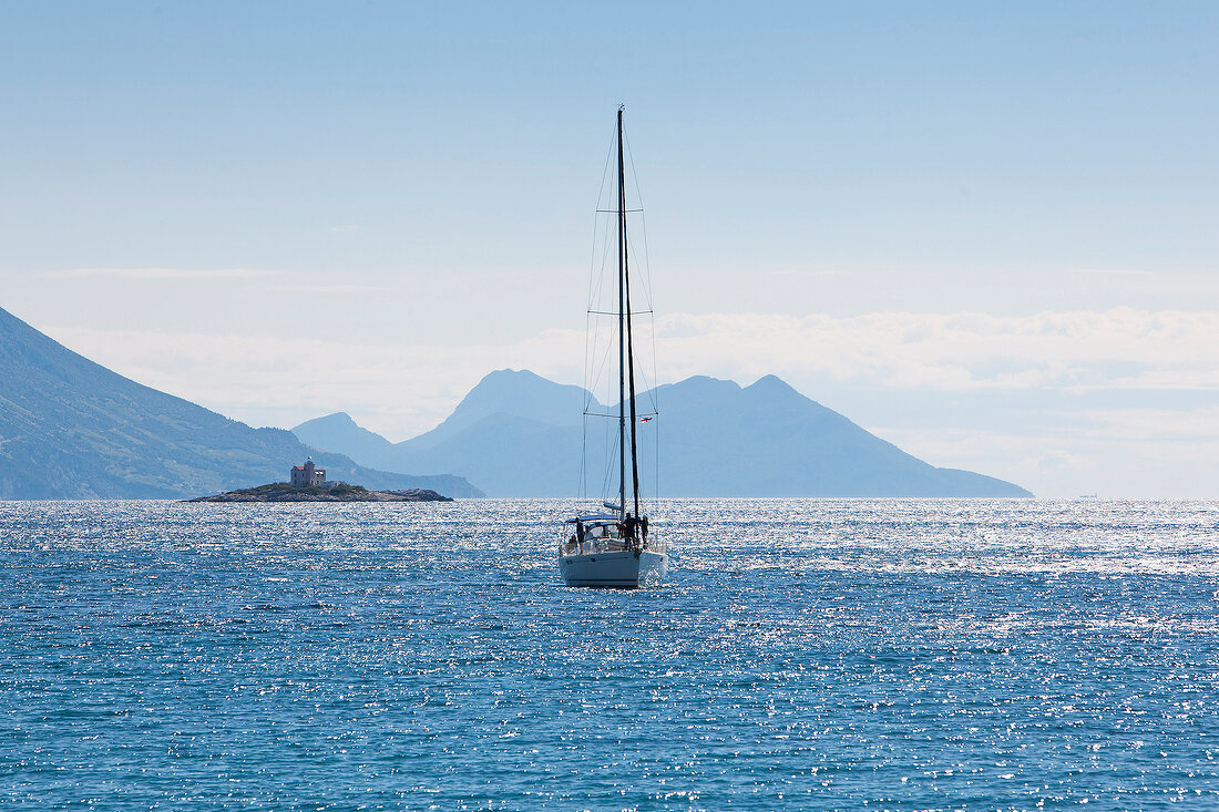 Kroatien: Meerblick, Segelboot, Berge