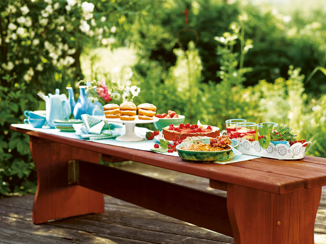 Gartenküche, Kaffeetafel mit frühlingshaften Süßspeisen