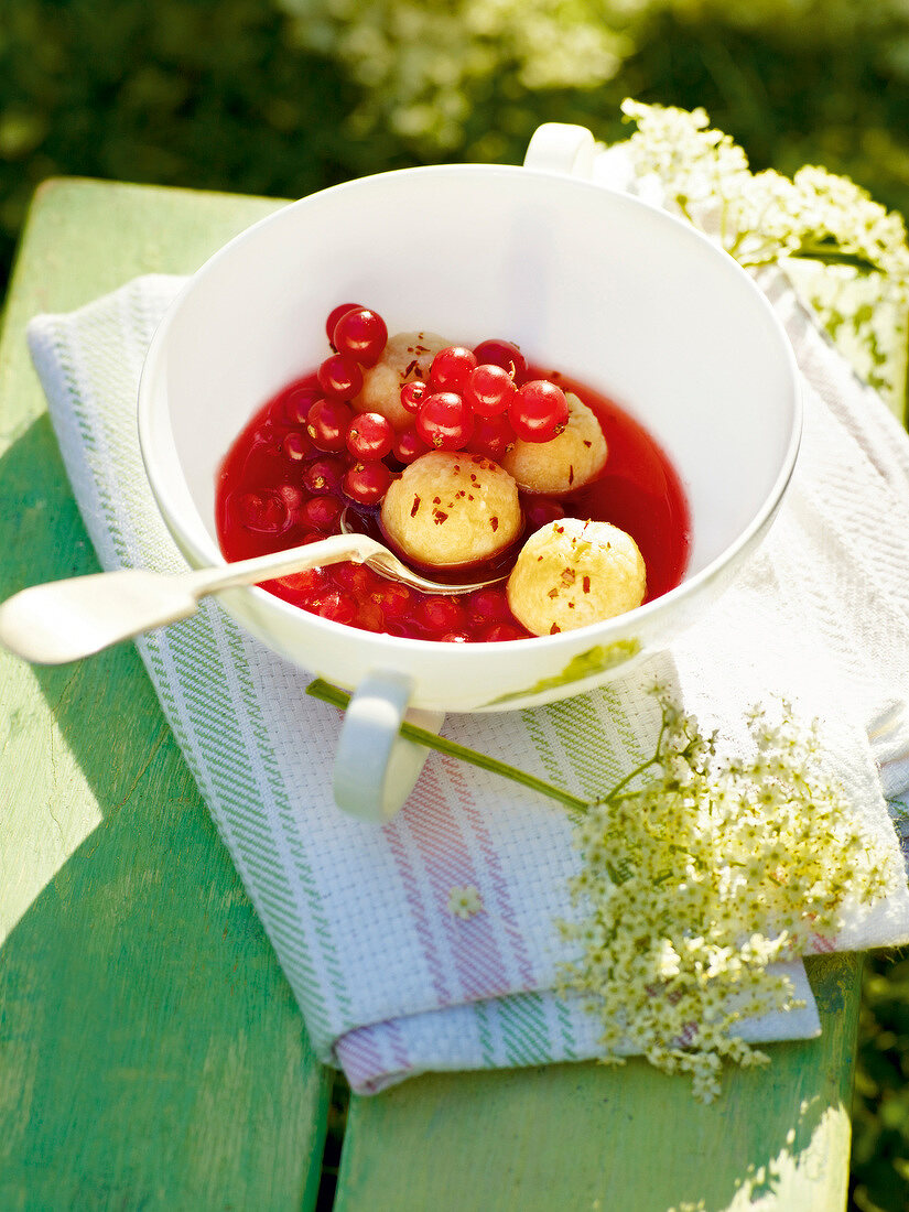 Gartenküche, Butterklößchen mit Beeren-Holunder-Sauce