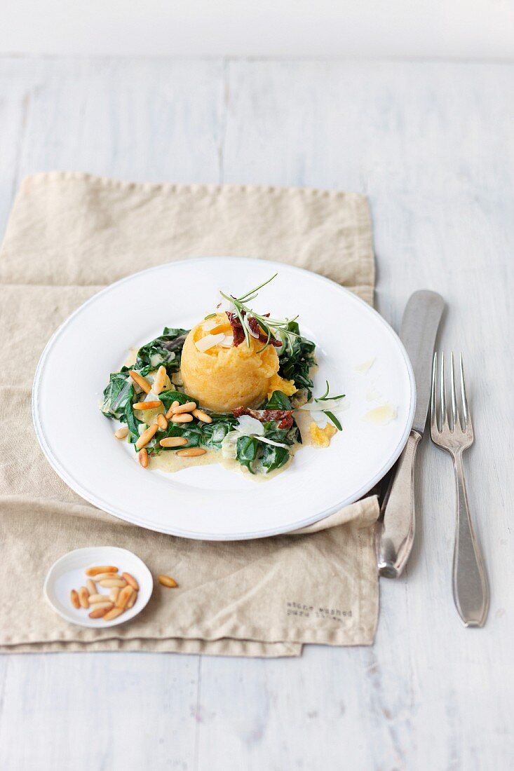 Polenta mit Mangold und Pinienkernen