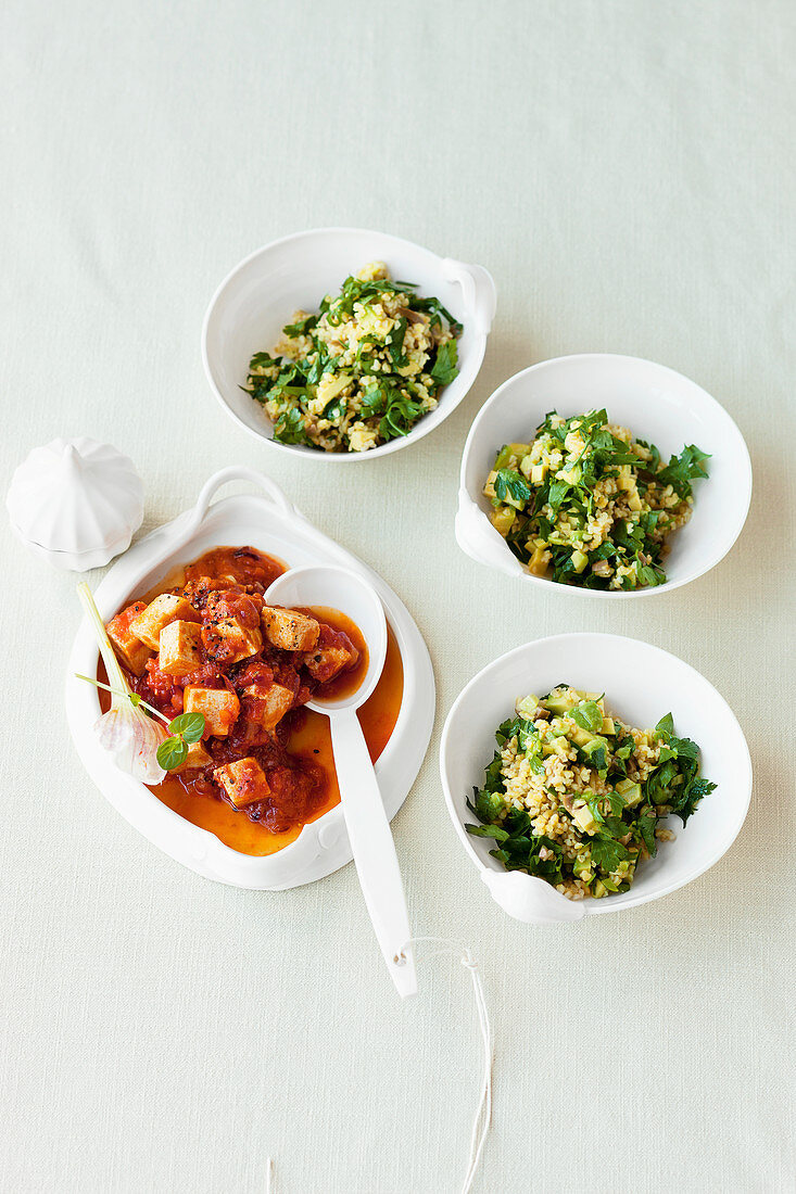 Tofu in Tomatensauce dazu Bulgursalat mit Petersilie & Avocado