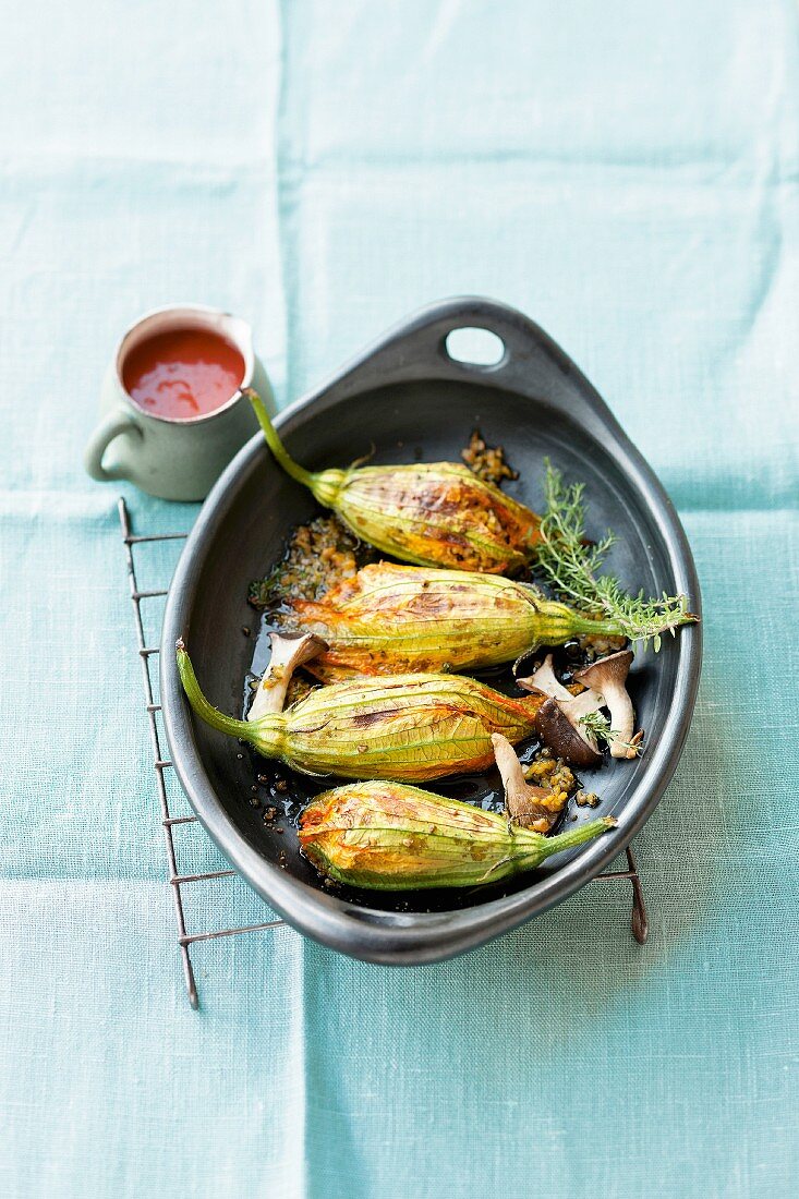 Zucchiniblüten mit Bulgurfüllung & Kräuterseitlingen