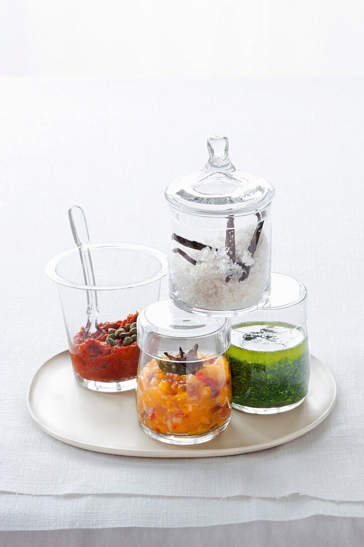 Tomatenpaste, Mangochutney, Vanillesalz & Minzpesto in Gläsern