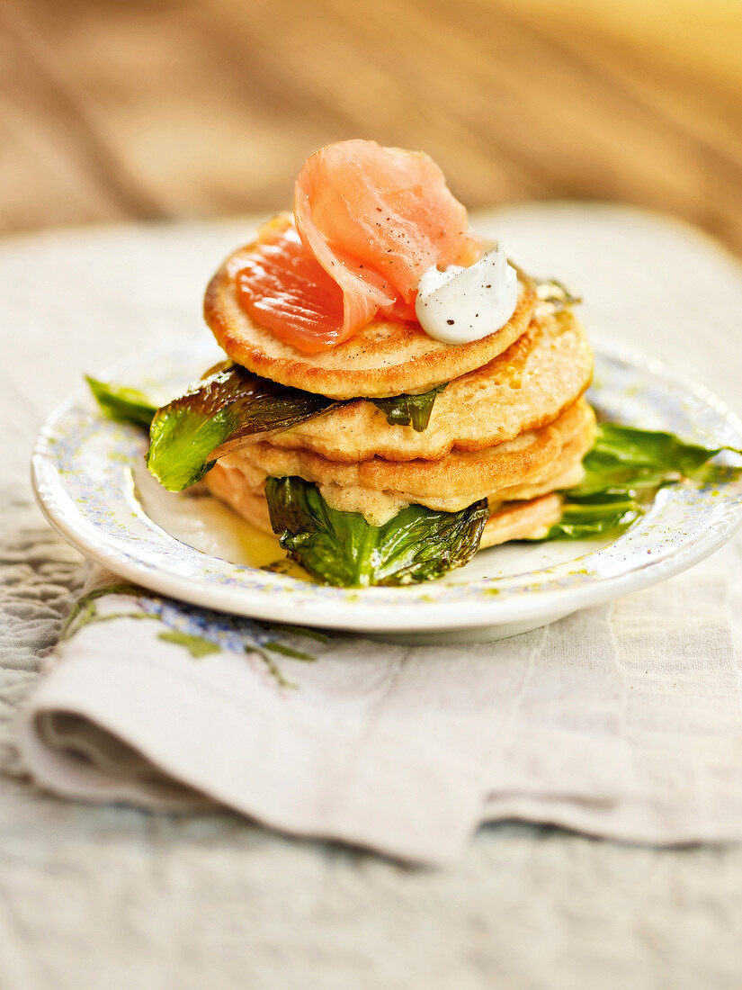 Gartenküche, Bärlauchblini mit Räucherlachs und saurer Sahne