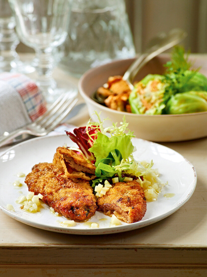 Gartenküche, Wildschwein- schnitzelchen mit Wintersalaten