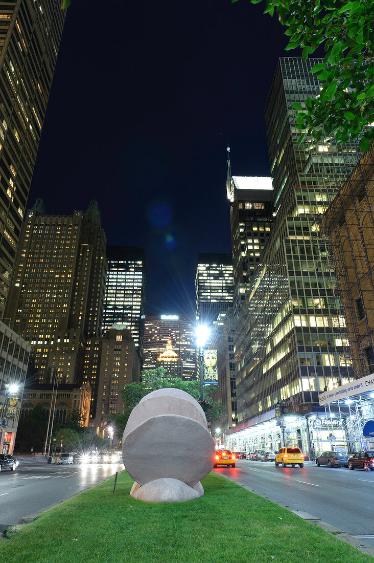New York: Hochhäuser bei Nacht auf der Park Avenue