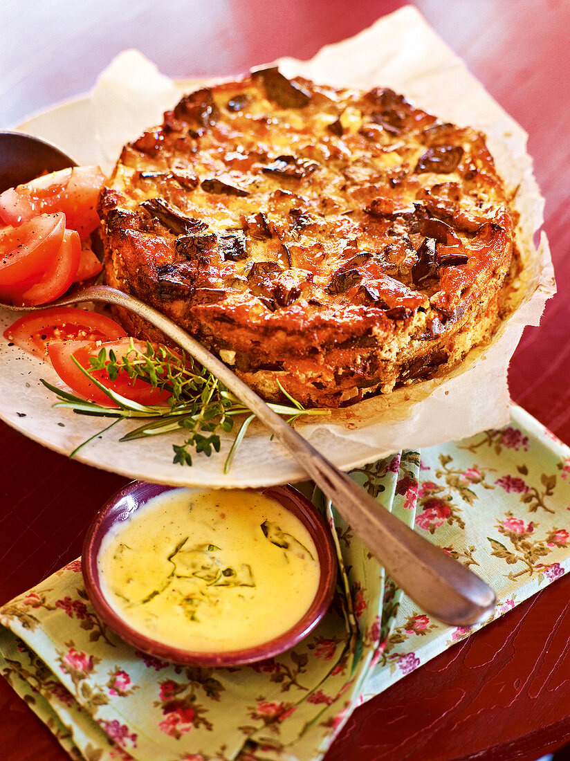 Gartenküche, Auberginenkuchen mit Tomatensalat