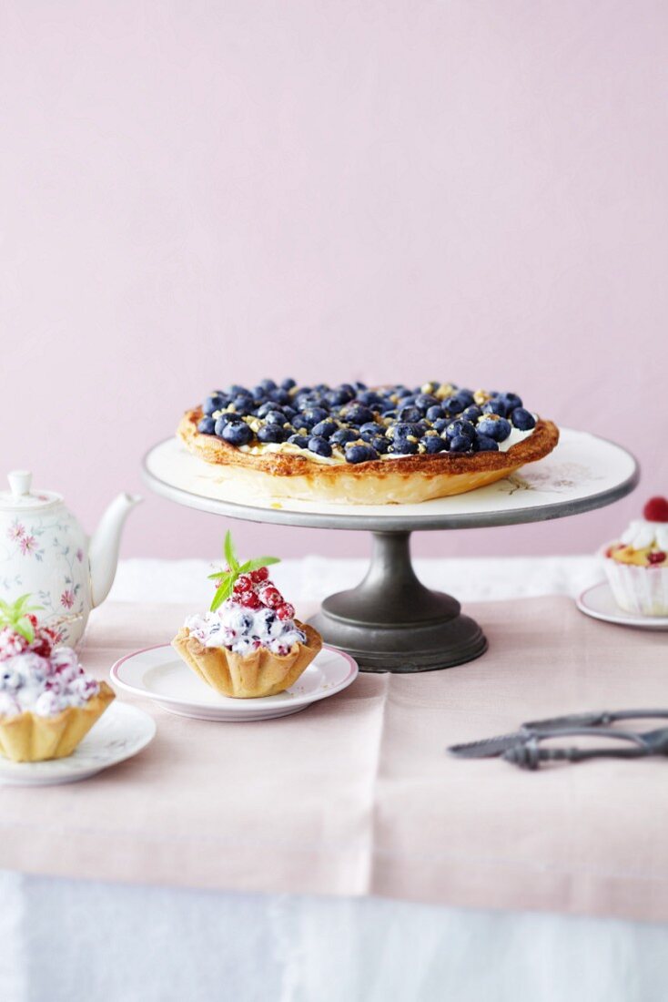 Blaubeertarte mit Mascarpone & Beerentörtchen