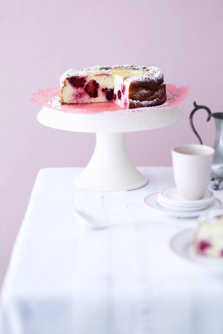 Brombeer-Cheesecake auf Kuchenständer