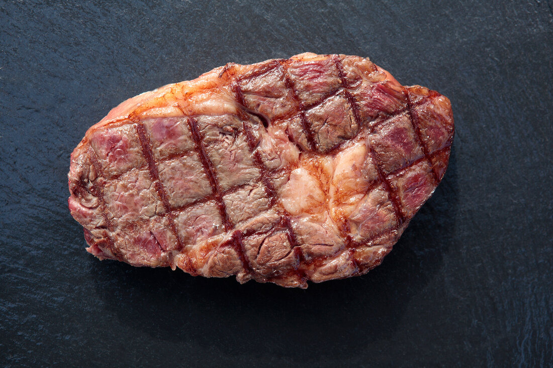 Steak vor schwarzem Hintergrund, blutig, rare