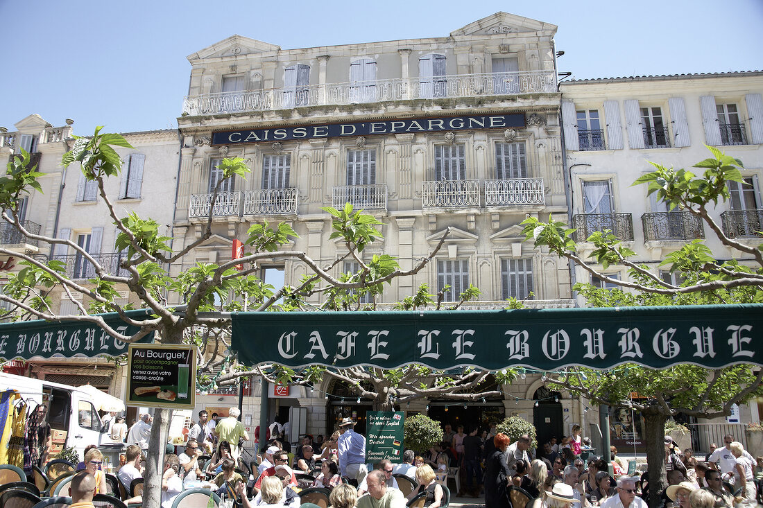 Häuserfront mit Straßencafe in der Provence