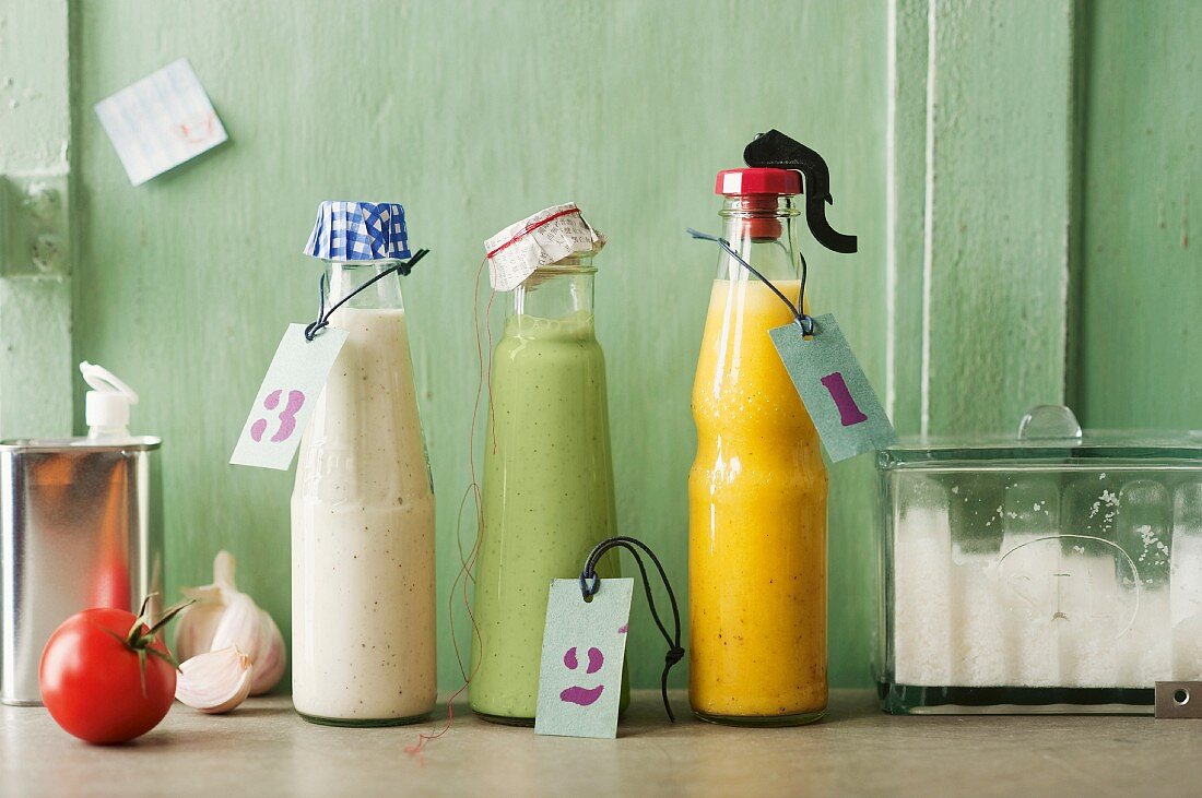 Drei verschiedene Dressings in Flaschen zum Verschenken